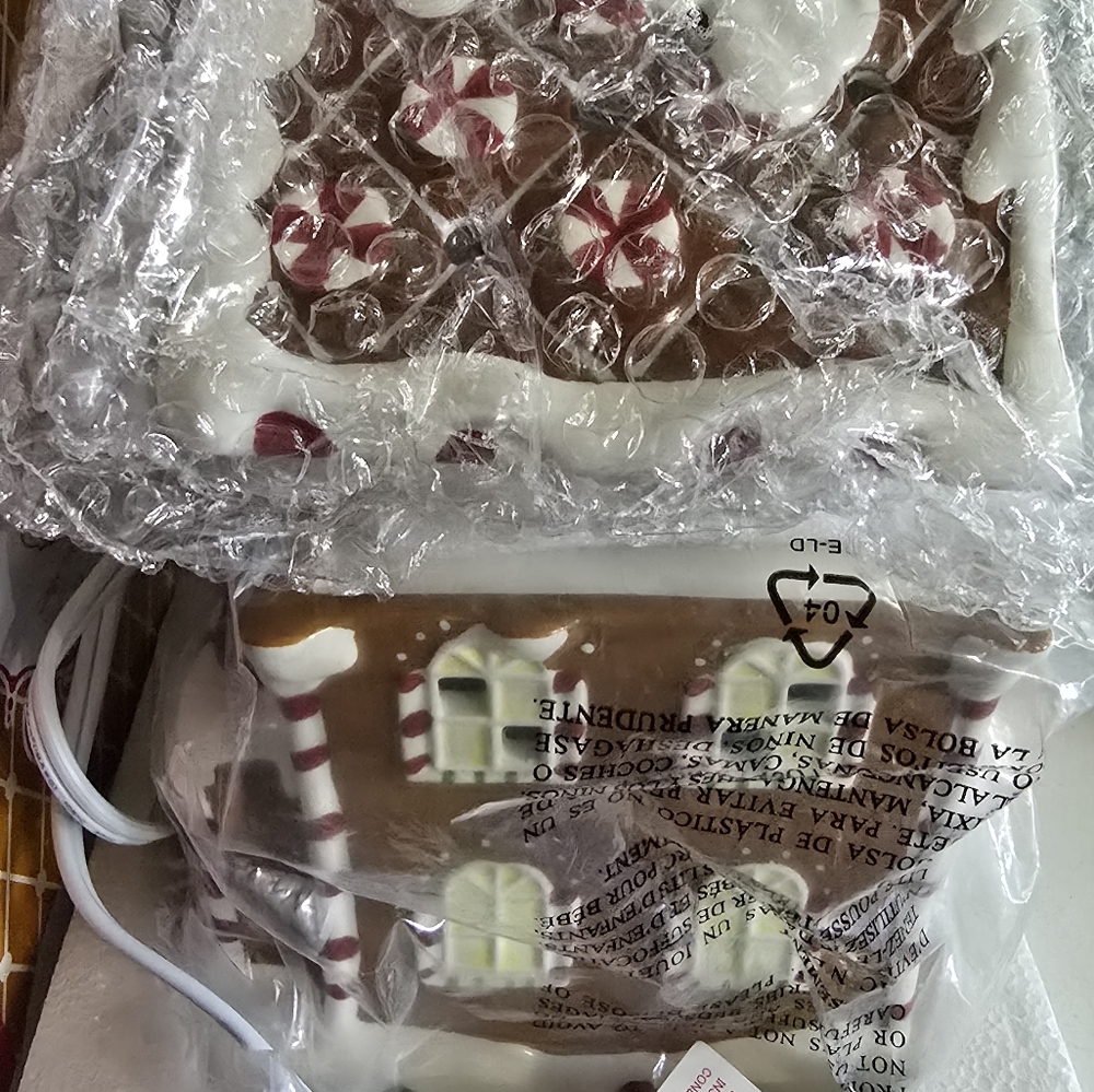 Scentsy Limited Edition Holiday Warmer 2015 Gingerbread House Warmer - Picture 5 of 5